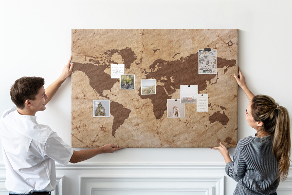 Prikbord met een kaart van de oude wereld op een bruine achtergrond