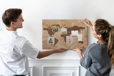 Prikbord met een kaart van de oude wereld op een bruine achtergrond