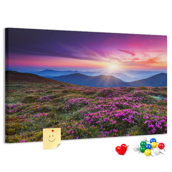 met een schilderachtige zonsondergang boven het berglandschap