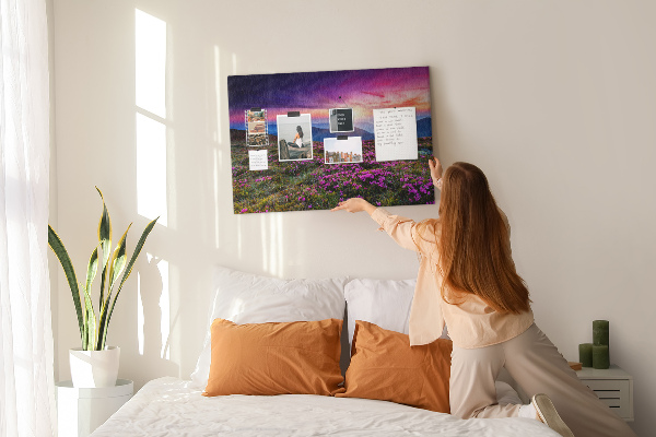 Prikbord met een schilderachtige zonsondergang boven het berglandschap