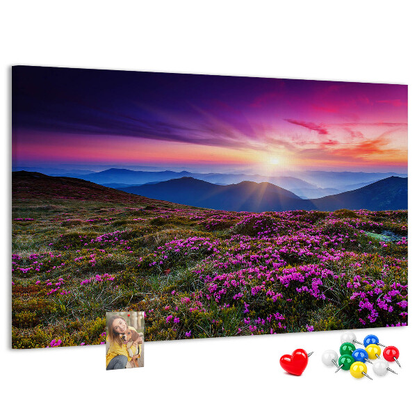 Prikbord met een schilderachtige zonsondergang boven het berglandschap