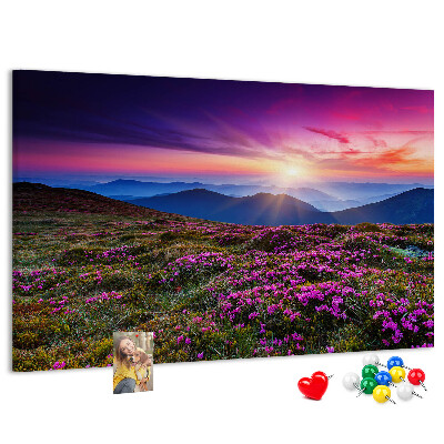 Prikbord met een schilderachtige zonsondergang boven het berglandschap