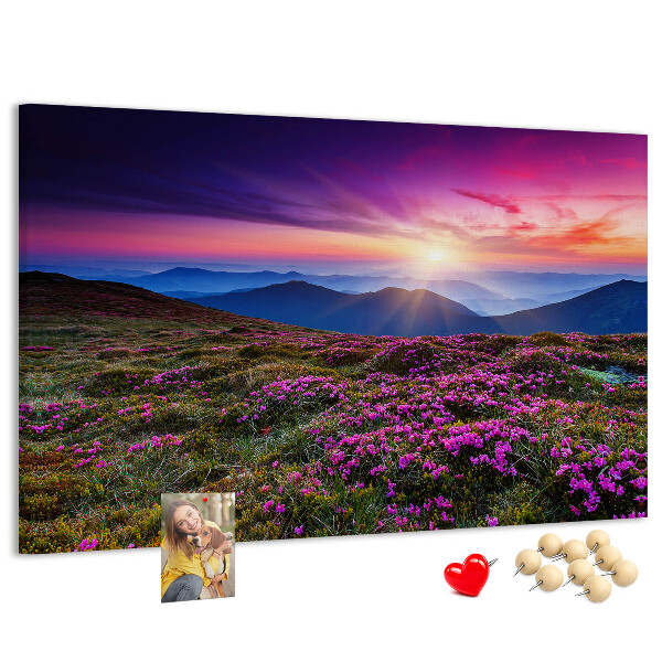 Prikbord met een schilderachtige zonsondergang boven het berglandschap