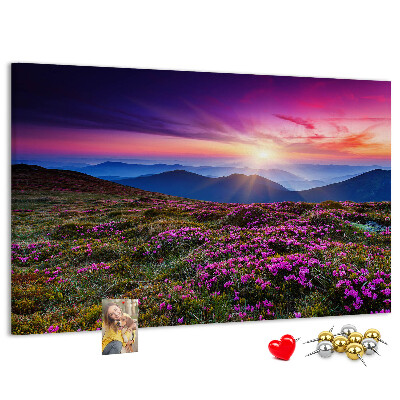 Prikbord met een schilderachtige zonsondergang boven het berglandschap