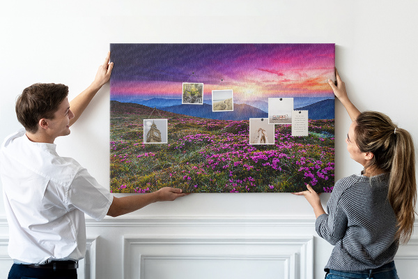 Prikbord met een schilderachtige zonsondergang boven het berglandschap