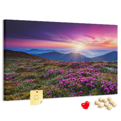 Prikbord met een schilderachtige zonsondergang boven het berglandschap
