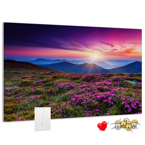Prikbord met een schilderachtige zonsondergang boven het berglandschap