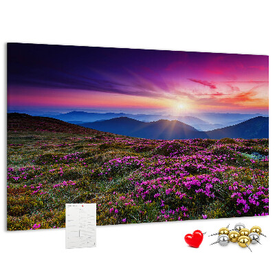 Prikbord met een schilderachtige zonsondergang boven het berglandschap