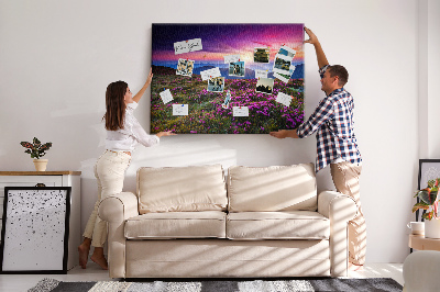 Prikbord met een schilderachtige zonsondergang boven het berglandschap