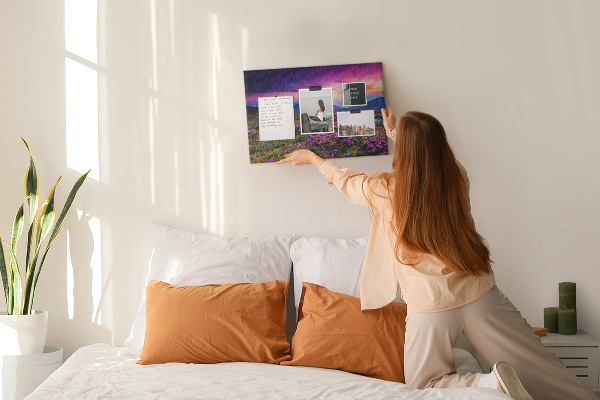 Prikbord met een schilderachtige zonsondergang boven het berglandschap