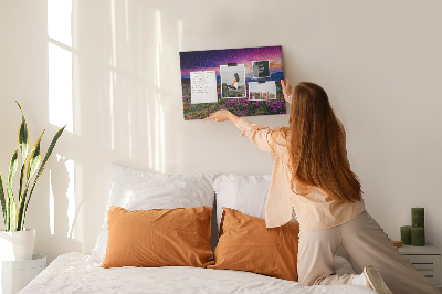 Prikbord met een schilderachtige zonsondergang boven het berglandschap