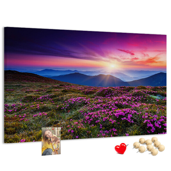 Prikbord met een schilderachtige zonsondergang boven het berglandschap