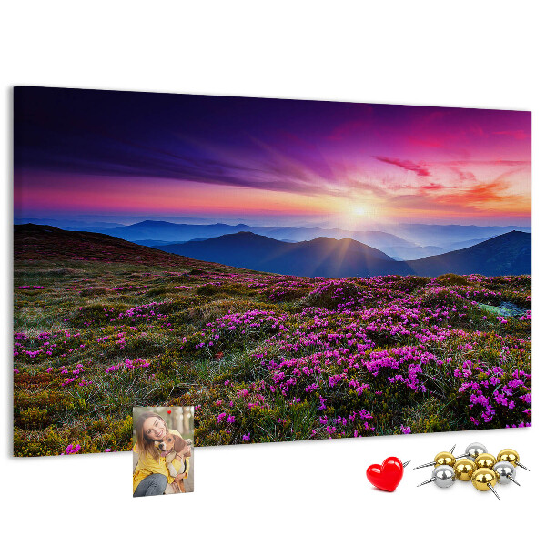 Prikbord met een schilderachtige zonsondergang boven het berglandschap