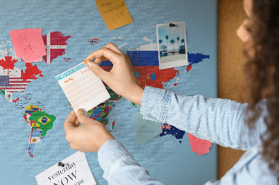 Kurkbord wereldkaart met landvlaggen