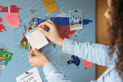 Kurkbord wereldkaart met landvlaggen