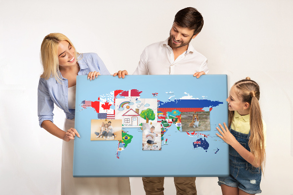 Kurkbord wereldkaart met landvlaggen