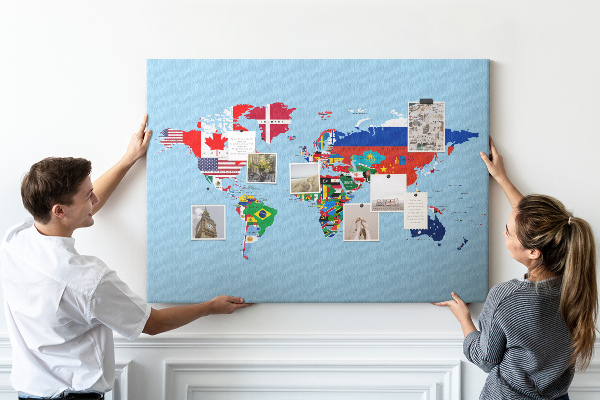 Kurkbord wereldkaart met landvlaggen