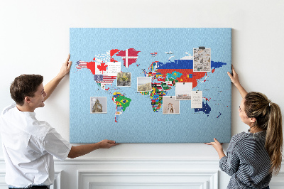 Kurkbord wereldkaart met landvlaggen