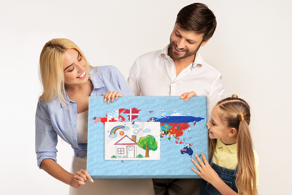 Kurkbord wereldkaart met landvlaggen