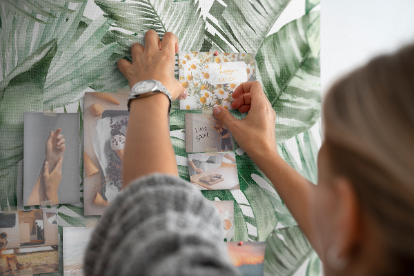 Prikbord met print van tropische bladeren in verschillende tinten groen