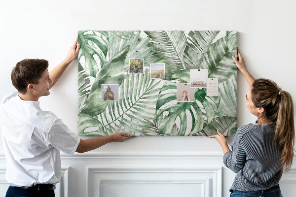 Prikbord met print van tropische bladeren in verschillende tinten groen