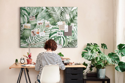 Prikbord met print van tropische bladeren in verschillende tinten groen