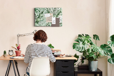 Prikbord met print van tropische bladeren in verschillende tinten groen