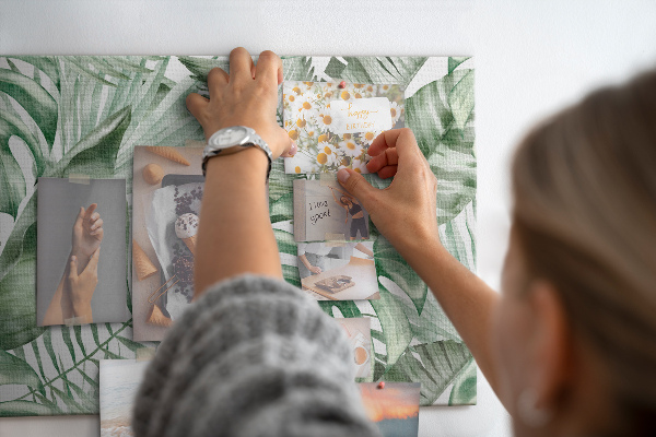 Prikbord met print van tropische bladeren in verschillende tinten groen