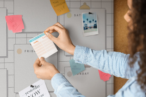 Kurk prikbord weekplanner met kleurrijke accenten