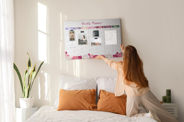 Kurk prikbord weekplanner met bloemenprint en kleurrijke accenten