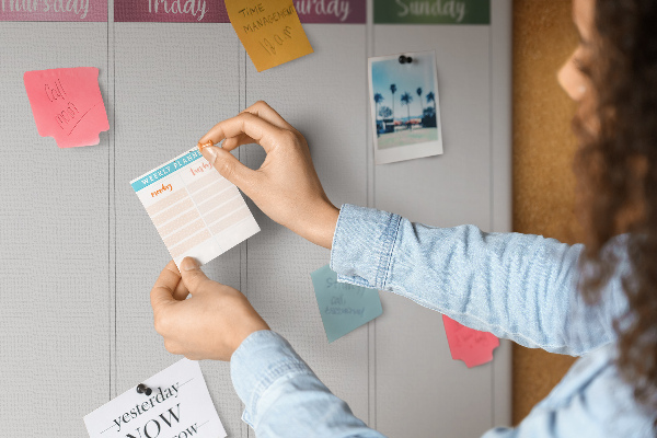 Kurk prikbord weekplanner met bloemenprint en kleurrijke accenten
