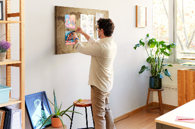 Kurkbord met een kaart van de oude wereld op een bronzen achtergrond