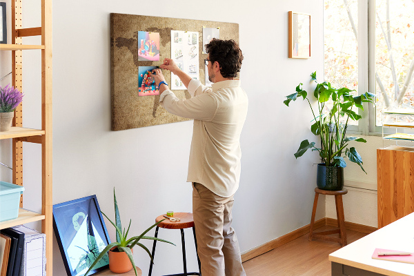 Kurkbord met een kaart van de oude wereld op een bronzen achtergrond