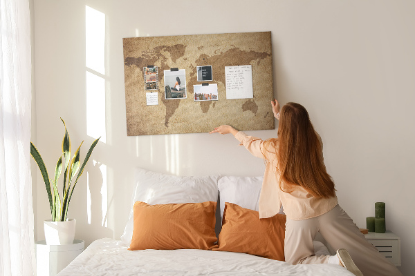 Kurkbord met een kaart van de oude wereld op een bronzen achtergrond