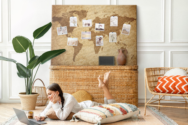 Kurkbord met een kaart van de oude wereld op een bronzen achtergrond