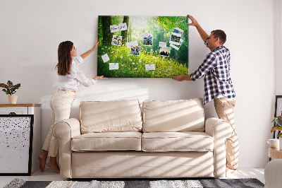 Kurk prikbord met een afbeelding van een groen bos met bloeiende paardenbloemen