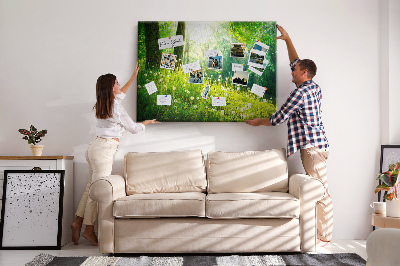 Kurk prikbord met een afbeelding van een groen bos met bloeiende paardenbloemen