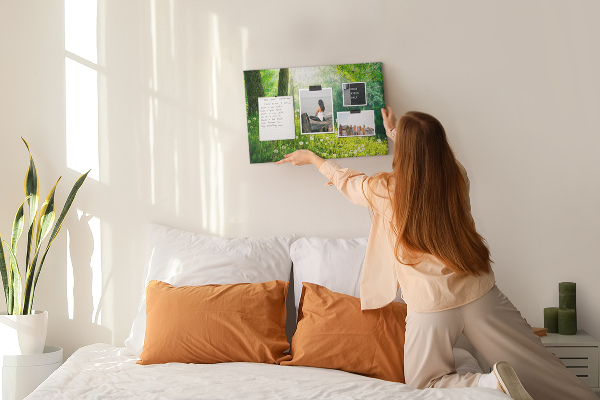Kurk prikbord met een afbeelding van een groen bos met bloeiende paardenbloemen