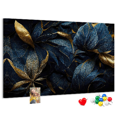 Kurkbord met gouden bladeren op een donkerblauwe achtergrond