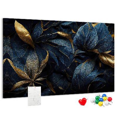 Kurkbord met gouden bladeren op een donkerblauwe achtergrond
