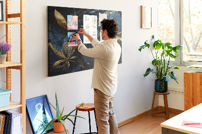 Kurkbord met gouden bladeren op een donkerblauwe achtergrond
