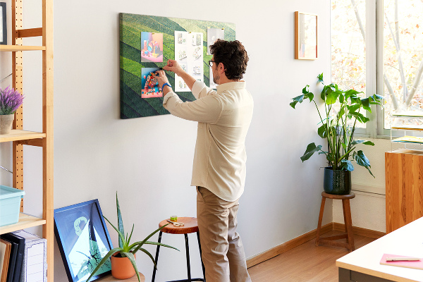 Kurken prikbord met een patroon van groene golven en aardse texturen