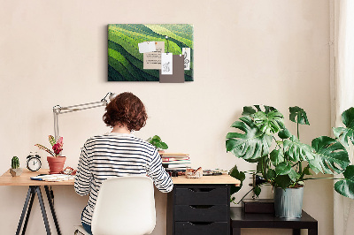 Kurken prikbord met een patroon van groene golven en aardse texturen