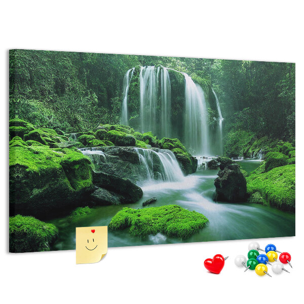 met een groene waterval in een weelderige jungle