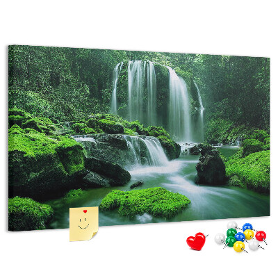 Prikbord met een groene waterval in een weelderige jungle