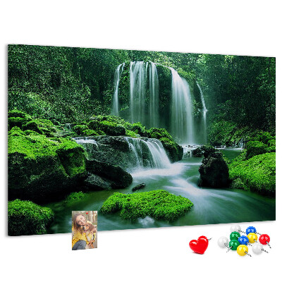 Prikbord met een groene waterval in een weelderige jungle
