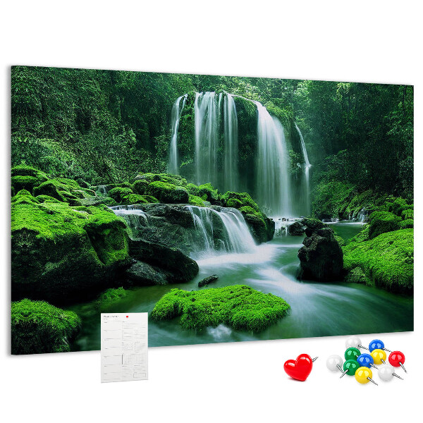 Prikbord met een groene waterval in een weelderige jungle