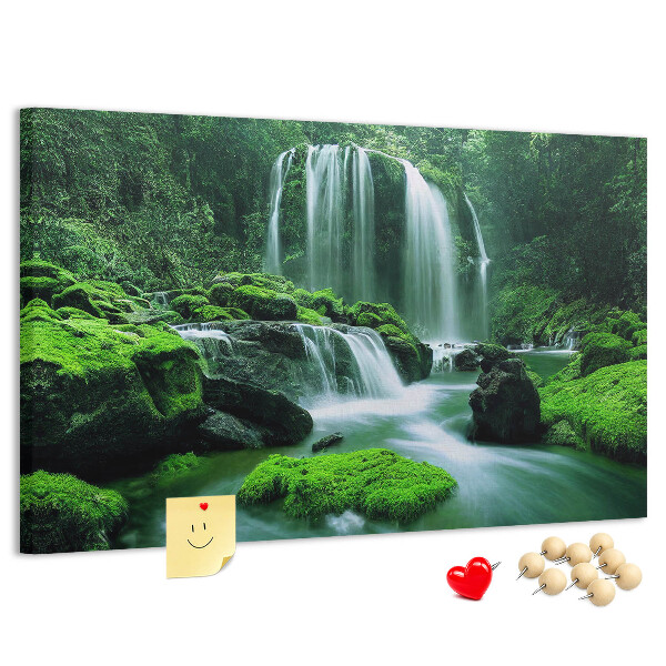 Prikbord met een groene waterval in een weelderige jungle