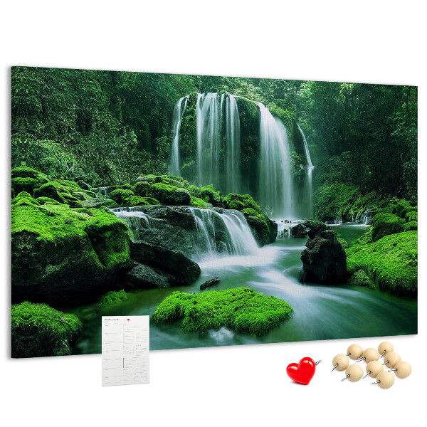 Prikbord met een groene waterval in een weelderige jungle