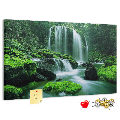 Prikbord met een groene waterval in een weelderige jungle